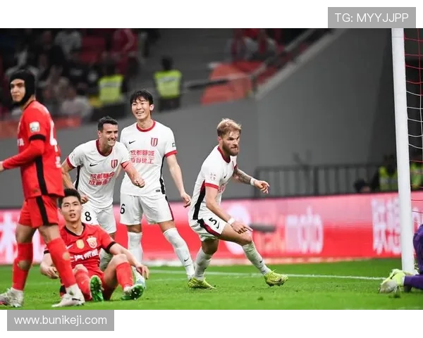 上海海港迎战成都蓉城,争夺中超关键三分展开激烈对决